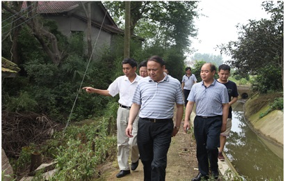 2014年6月30日，杨君主任（前排一）在城址村现场督办美丽乡村建设