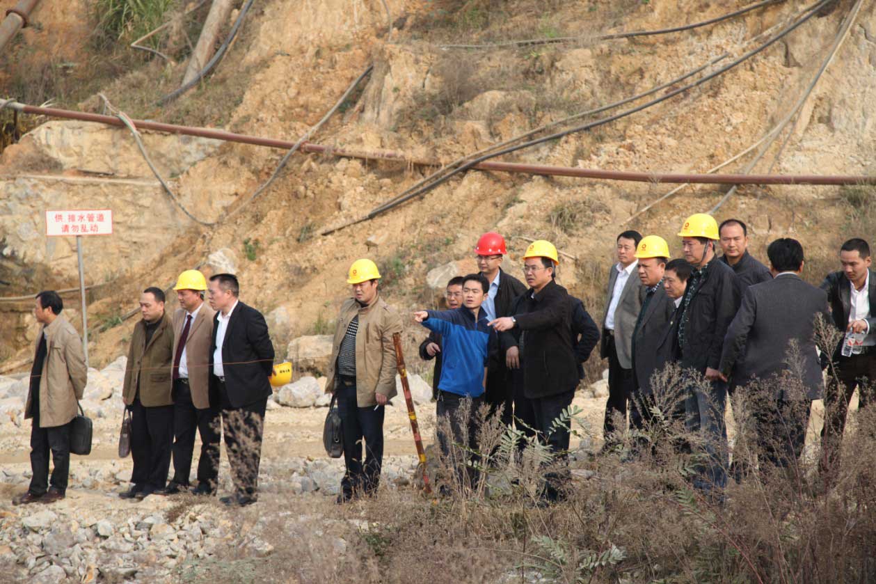 代表视察南方水泥矿区采矿现场
