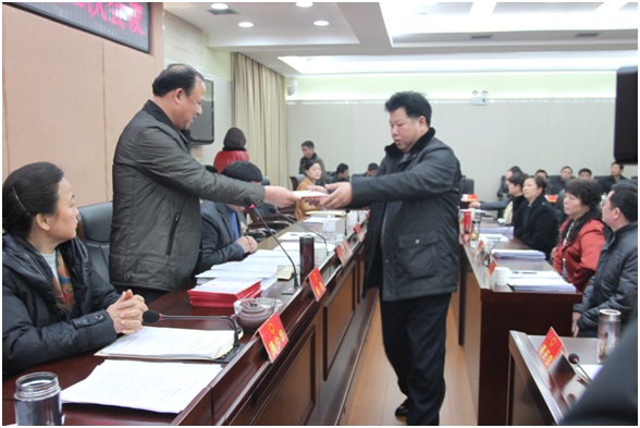 在鼎城区十六届人大常委会第二次会议上，杨君主任(左二)向被任命的同志颁发任命书